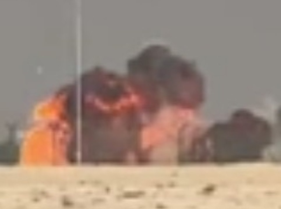 Bei Flugshow: Flugzeug stürzt ab und geht in Flammen auf