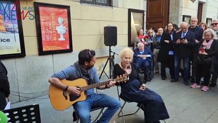 Milano, quando Ornella Vanoni cantò 'Ma mi' il 25 aprile 2025 davanti al Piccolo