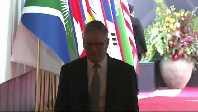 Starmer to meet Ukraine allies at G20 to discuss US-drafted peace plan.mp4