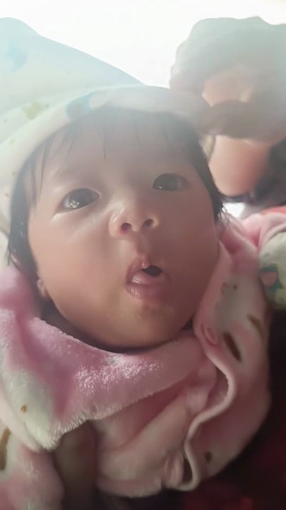 The daughter was surprised to see her father // पापा को देखकर हैरान हुआ बेटी