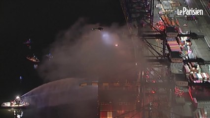 Un porte-conteneurs en flammes dans le port de Los Angeles