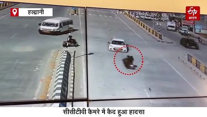 रॉन्ग साइड से आ रहे बाइक को तेज रफ्तार कार ने मारी टक्कर, कई फीट हवा में उछले बाइक सवार