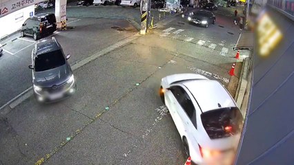 경기 시흥 음식점에 승용차 돌진..."페달 오조작" / YTN