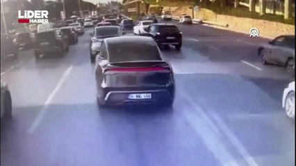 Aracın arasından geçmeye çalıştı, hastanelik oldu