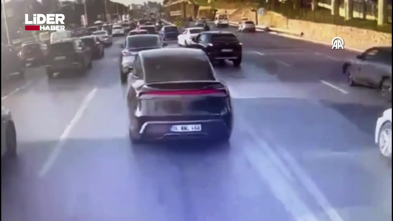 Aracın arasından geçmeye çalıştı, hastanelik oldu