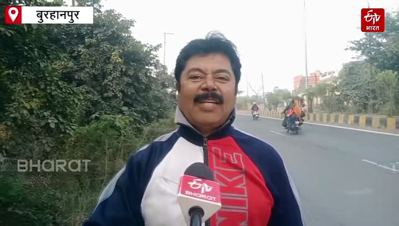 बुरहानपुर में पेट डॉग बना फिटनेस ट्रेनर, मुंह में डंडा दबाए रोजाना मालिक को देता है ट्रेनिंग!