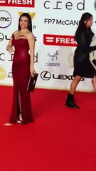 دينا فؤاد تتألق على الريد كاربت في  حفل ختام مهرجان القاهرة بإطلالة أنيقة وجذابة.