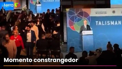 Plateia abandona evento momentos antes de discurso do chanceler alemão