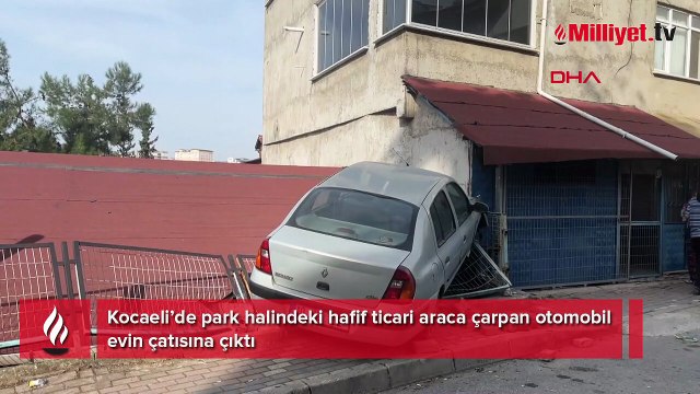 Park halindeki araca çarpan otomobil, evin çatısına çıktı