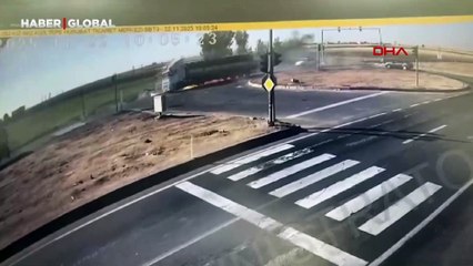 Mardin'de 3 aracın karıştığı kazada TIR alev aldı; o anlar kamerada