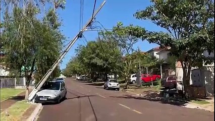 Carro derruba poste no Conjunto Riviera e rede de alta tensão fica suspensa na via