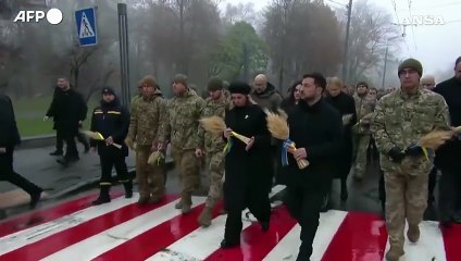 Zelensky rende omaggio alle vittime della carestia dell'Holodomor