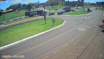 Câmera registra colisão entre Azera e caminhão no Trevo da Portal