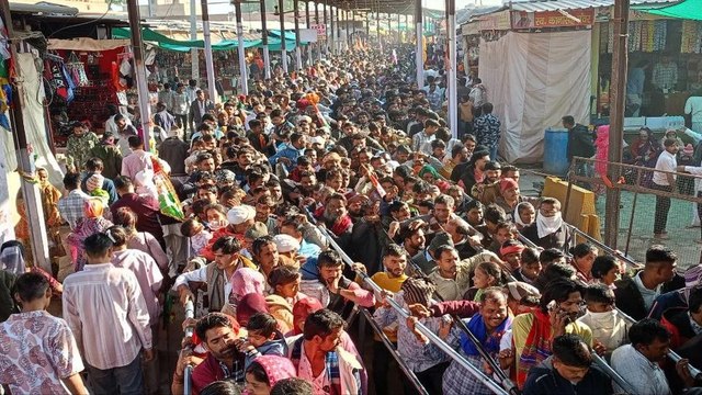 Video: सुबह साढ़े तीन बजे पट खुले, अभिषेक व आरती के बाद उमड़ी भीड़