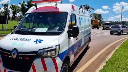 Colisão traseira entre caminhão e Azera deixa trânsito lento na BR-277