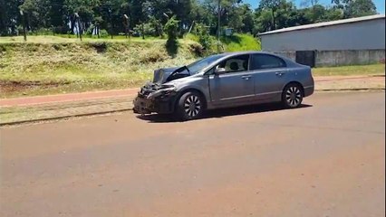 Civic e caminhonete se envolvem em colisão na Avenida Piquiri