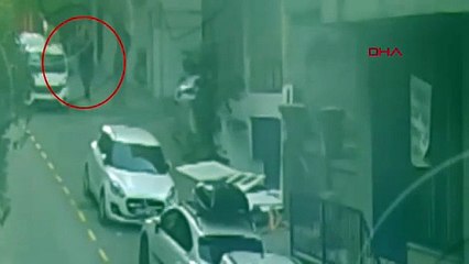 Kaldırımda av aradı! Kapkaç yaparken kameraya böyle yakalandı