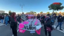 La marea fucsia di «Non una di meno» in piazza a Roma: «Sabotiamo guerre e patriarcato»