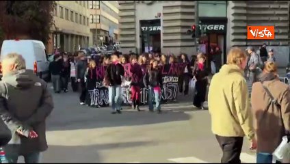 "Non una di meno", lo slogan transfemminista gridato al corto di Roma