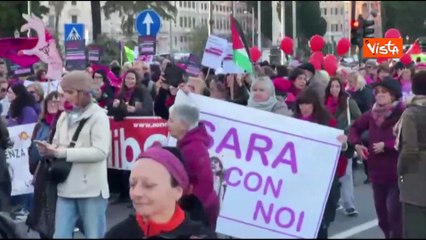 No compassione, sì rivoluzione, i cartelli al corteo transfemminista a Roma