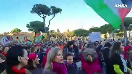 Roma, corteo contro la violenza di genere: "Sabotiamo guerre e patriarcato"