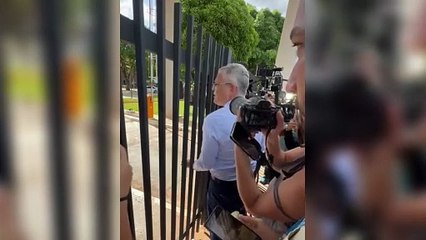 João Henrique da equipe de defesa de Bolsonaro tenta entrar em Unidade da PF que ex-presidente foi conduzido