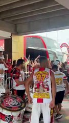 Torcida do Vitória comparece em peso à 'Aeronego' antes de decisão pelo Brasileirão Série A; assista