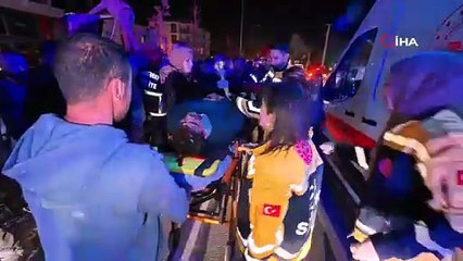 Aksaray’da paramparça olan araçta sıkışan 2 genç güçlükle kurtarıldı: O anlar kameralara yansıdı