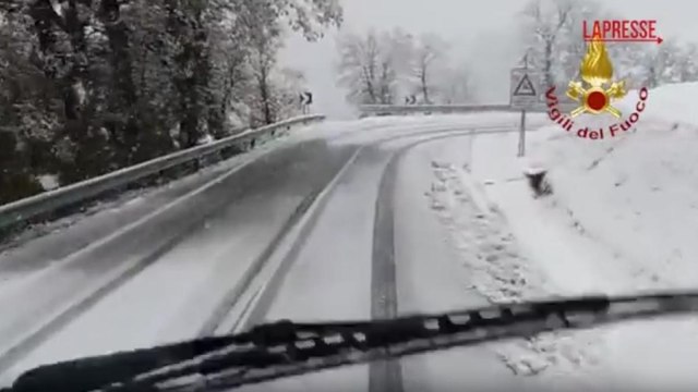 Le immagini della prima neve nelle Marche: fioccate fino a un metro d'altezza sul Monte Carpegna (Pesaro e Urbino)