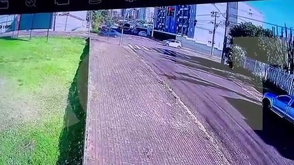 Imagens revelam como ocorreu o grave acidente de trânsito no Bairro Country