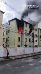 Incêndio no bairro Saudade, em BH, mobiliza bombeiros