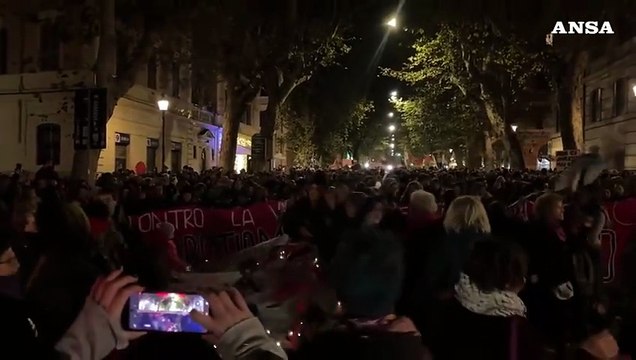 Roma, omaggio ad Ornella Vanoni al corteo contro la violenza di genere