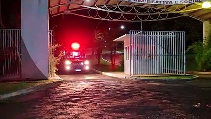 Homem escorrega e bate a cabeça em jogo de futebol