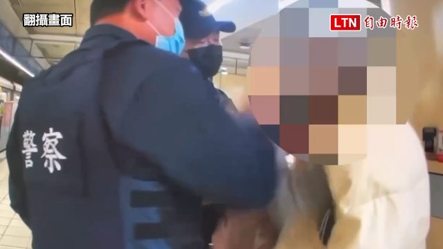 22日搭台北捷運被踩腳竟亮刀嗆聲 警方依恐嚇罪嫌送辦