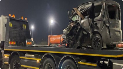 Kuzey Marmara Otoyolu'nda gişelere çarpan hafif ticari aracın sürücüsü ağır yaralandı