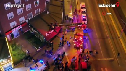 2’nci kattan kafenin tentesine düşen şahsı itfaiye aşağıya indirdi