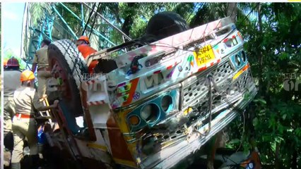 'റോഡിനു സൈഡിലെ മതിൽ തകർത്ത് താഴേക്ക് വീണു'