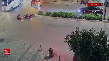 Antalya'da aracıyla ‘U’ dönüşü yapan sürücünün kararsızlığı motosiklet sürücüsünü hastanelik etti