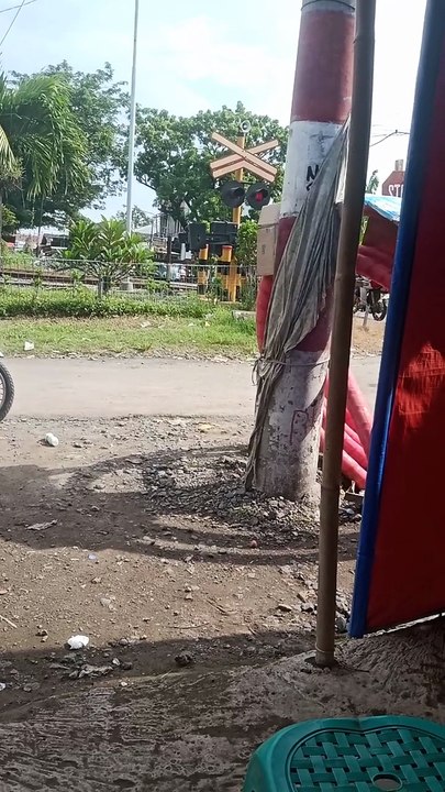 Ada kereta api lewat