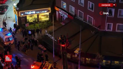 Eskişeir'de 2’nci kattan kafenin tentesine düşen şahsı itfaiye aşağıya indirdi