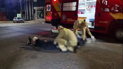 Motociclista de 22 anos fica ferido em acidente no centro de Cascavel