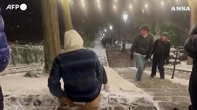 Neve a Parigi, Montmartre si trasforma in una pista per slitte improvvisate