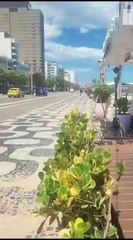 Suspeito usando bag de aplicativo assalta turista na orla; veja