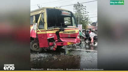 കോട്ടയം ചങ്ങനാശ്ശേരിയിൽ KSRTC ബസ്സുകൾ കൂട്ടിയിടിച്ച് ഡ്രൈവർക്കും രണ്ട് യാത്രക്കാർക്കും പരിക്ക്