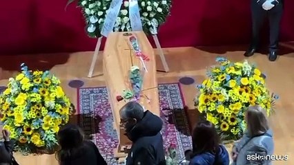 Al Piccolo Teatro per Vanoni girasoli, bara vicino al palco, la sua musica