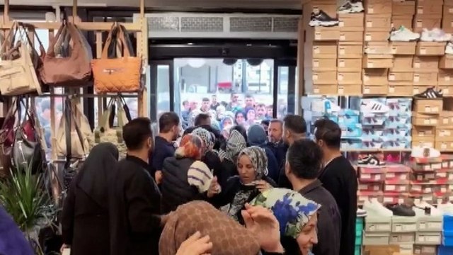 Bursa'da mağaza açılışında izdiham
