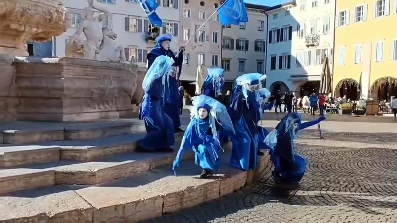 I ghiacciai stanno scomparendo, la protesta di Le Blue Rebels di Extinction Rebellion