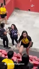 Mujer encuentra a su pareja con otra en un partido