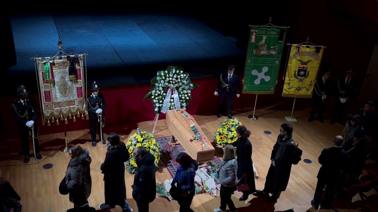 Milano rende omaggio a Ornella Vanoni, in migliaia alla camera ardente