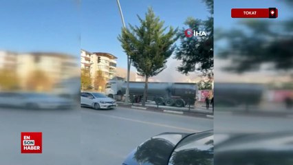 Tokat'ta kırmızı ışıkta bekleyen tırın tekerlekleri yandı